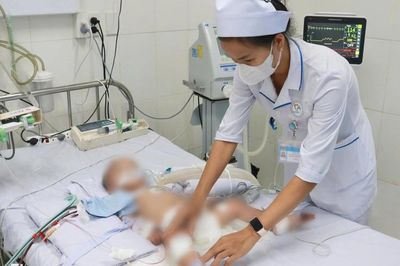 Bệnh viện tuyến tỉnh lần đầu lọc máu liên tục cứu sống bệnh nhi 16 tháng tuổi mắc tay chân miệng nguy kịch