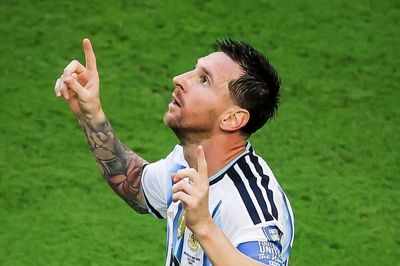 Messi ghi bàn liên tiếp, chạm cột mốc vô tiền khoáng hậu
