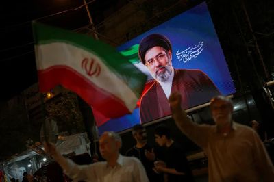 Lãnh tụ tối cao Iran xuất hiện thời điểm nào tại lễ tang của cha?