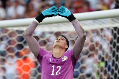 Thủ môn loại Đức ở World Cup chỉ dùng găng tay 50 USD