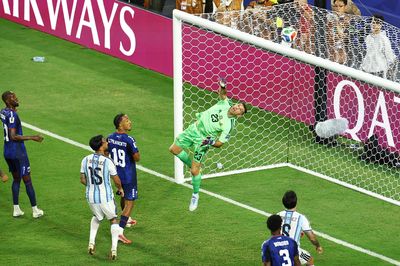 Giây phút thót tim của CĐV Argentina