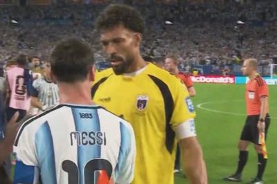 Cái ôm gây bão mạng của Messi và Vozinha