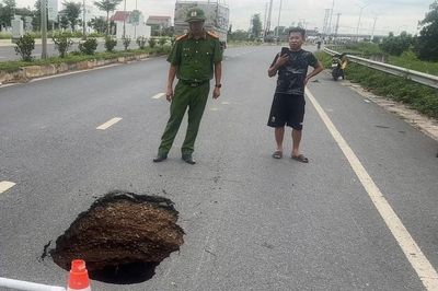 'Hố tử thần' sâu 2 - 3 m giữa đường gom khu công nghiệp