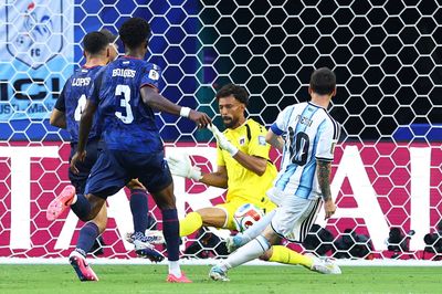 Messi nhẹ nhàng đáp trả Ronaldo