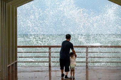 Cơn bão đầu tiên trên Biển Đông gây tê liệt đảo Trung Quốc