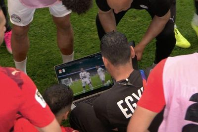 Vì sao Ai Cập dùng laptop trước khi bước vào loạt luân lưu?
