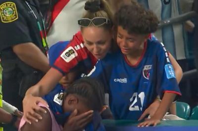 Gục ngã trước Argentina, sao Cape Verde khóc nghẹn bên vợ con