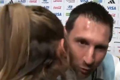 Nữ phóng viên hôn má Messi gây sốt