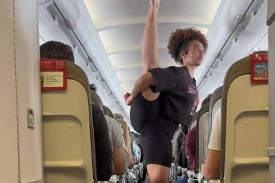 Màn tập yoga giữa máy bay khiến nữ hành khách bị chỉ trích