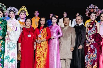 Nhà thiết kế Hồng Nhung giới thiệu bộ sưu tập áo dài lấy cảm hứng từ di sản
