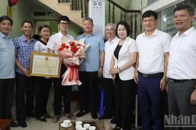 Chủ tịch Ủy ban nhân dân tỉnh Hưng Yên tặng Bằng khen thủ khoa toàn quốc tổ hợp A01