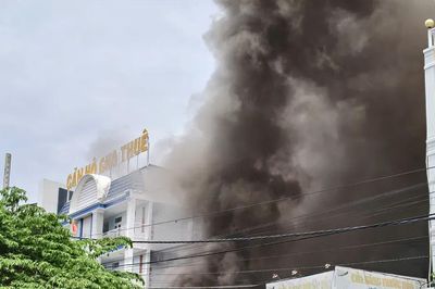 Khánh Hòa: Cháy kho chứa đồ nhựa, thiêu rụi nhiều hàng hóa