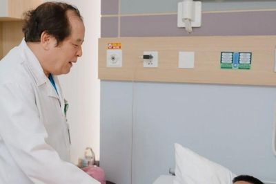 Đập ngực vào lan can, người đàn ông gãy 5 xương sườn, tràn máu màng phổi