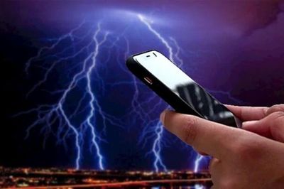 [GALLERY] Điện thoại có hút sét không? Sự thật khiến nhiều người bất ngờ