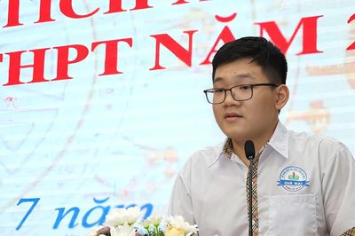 Học sinh đỗ đầu Kỳ thi tốt nghiệp THPT ở Cà Mau xúc động tri ân cha mẹ, thầy cô