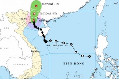 Tâm bão số 1 trên vùng bờ biển Quảng Ninh, di chuyển theo hướng Bắc, sắp suy yếu thành áp thấp nhiệt đới