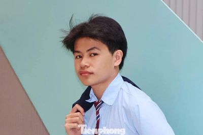 Thủ khoa cùng lúc 3 tổ hợp ở Đà Nẵng: Ngồi vào bàn học đừng bao giờ nghĩ đến điện thoại
