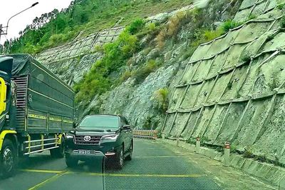 Xử lý tài xế xe biển xanh vượt ẩu trên đèo An Khê