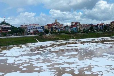 Công an vào cuộc vụ bọt trắng xóa như băng trên sông Kỳ Cùng