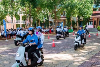 Phạt tiền người dưới 18 tuổi đi mô tô, hiểu thế nào cho đúng?