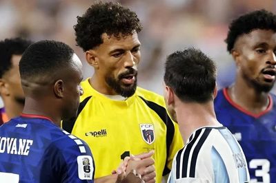 Màn cản phá cú sút của Messi gây bão mạng