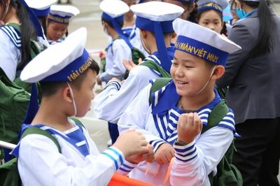 Khoác áo hải quân, 'chiến sĩ tí hon' Đà Nẵng học sống tự lập