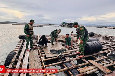 Biên phòng Trà Cổ hỗ trợ ngư dân ứng phó bão số 1
