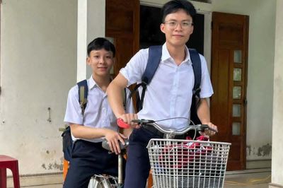 3 năm đèo nhau đến trường trên chiếc xe đạp cũ, đôi bạn thân cùng đỗ thủ khoa