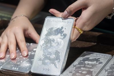 Giá bạc hôm nay 4/7/2026 đồng loạt đi lên, bạc thỏi tăng tiếp