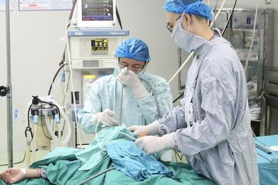 Ôm con đi cấp cứu vì sai lầm thường gặp của cha mẹ