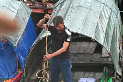 Hình ảnh người dân chằng néo tàu thuyền, dự trữ lương thực trước bão số 1 Maysak