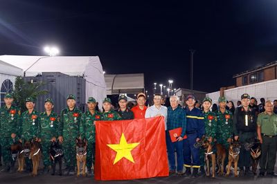 Tổng thống lâm thời Venezuela trao huân chương cho quân khuyển của Việt Nam