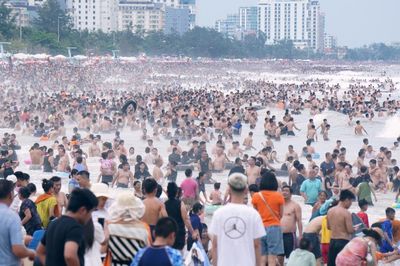 Hàng vạn người đổ về biển Sầm Sơn, sóng lớn vẫn kín đặc bãi tắm