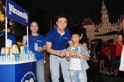 Vinamilk phục vụ người dân trong đêm hội 3D mapping mừng 50 năm thành phố Hồ Chí Minh