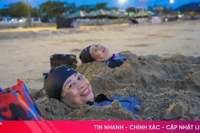 Độc đáo cảnh người dân 'vùi mình' dưới cát biển đón bình minh ở Hà Tĩnh