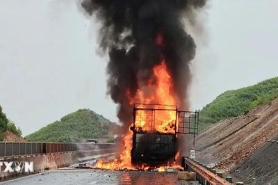 Quảng Trị: Cháy xe tải trên cao tốc Vạn Ninh-Cam Lộ, giao thông ùn tắc kéo dài