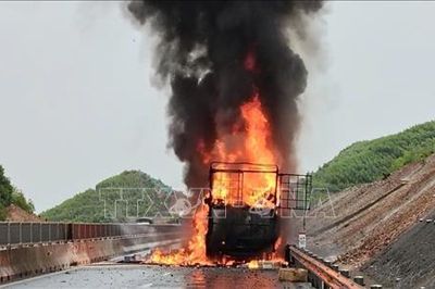 Cháy xe tải trên cao tốc Vạn Ninh - Cam Lộ, giao thông ùn tắc kéo dài