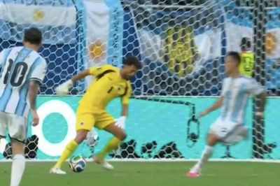 Dân mạng nói gì về Messi và Vozinha sau trận 'không thể tin nổi' giữa Argentina và Cape Verde?