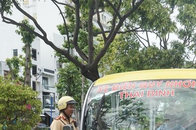 Lực lượng CSGT ra quân xử lý xe điện du lịch vi phạm