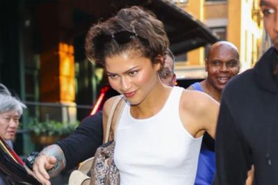 Zendaya giản dị với áo tank top hở eo phối cùng giày búp bê