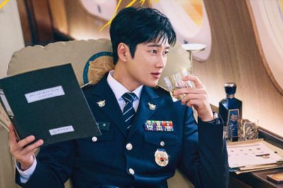 Ahn Bo Hyun trở lại đầy tự tin trong poster 'Flex X Cop 2'