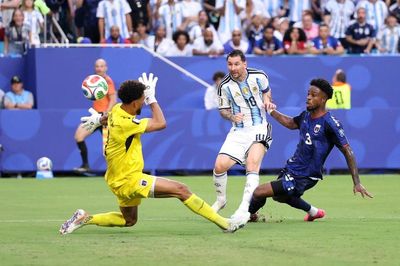 Thủ môn Vozinha có màn trình diễn để đời trước Messi