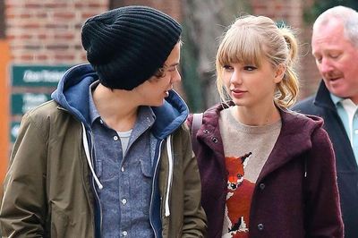 Harry Styles hát về Taylor Swift đúng ngày nữ ca sĩ kết hôn?