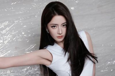 Địch Lệ Nhiệt Ba khoe nhan sắc rạng rỡ trong bộ ảnh mới
