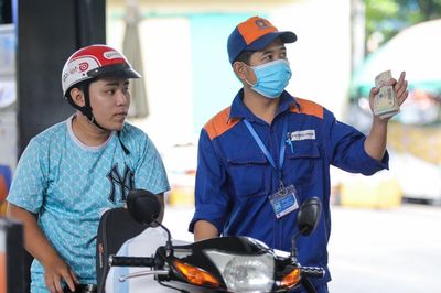 Giá xăng dầu hôm nay 4/7: Đảo chiều tăng nhẹ