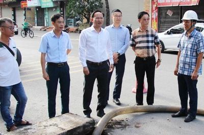 Bắc Ninh: Phó Chủ tịch UBND tỉnh Phạm Văn Thịnh kiểm tra, động viên công nhân nạo vét hệ thống thoát nước tại phường Bắc Giang