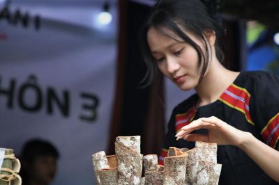 Rộn ràng hội quế Trà Leng