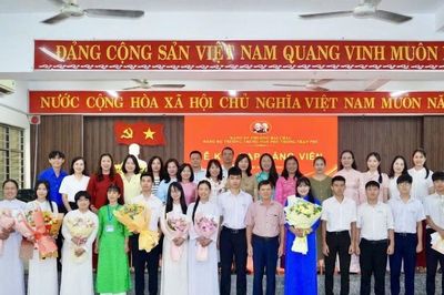 Trường THPT Trần Phú kết nạp 14 đảng viên mới