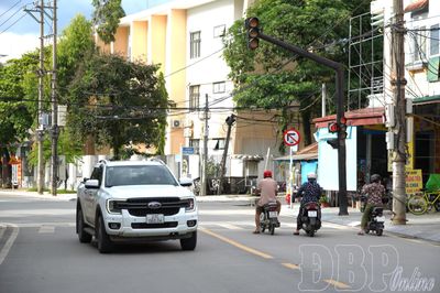 Để biển báo giao thông tại ngã tư sân vận động phát huy hiệu quả