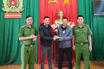 Nhặt được gần 50 triệu đồng, 1 người dân xã Bàu Cạn mang đến Công an giao nộp